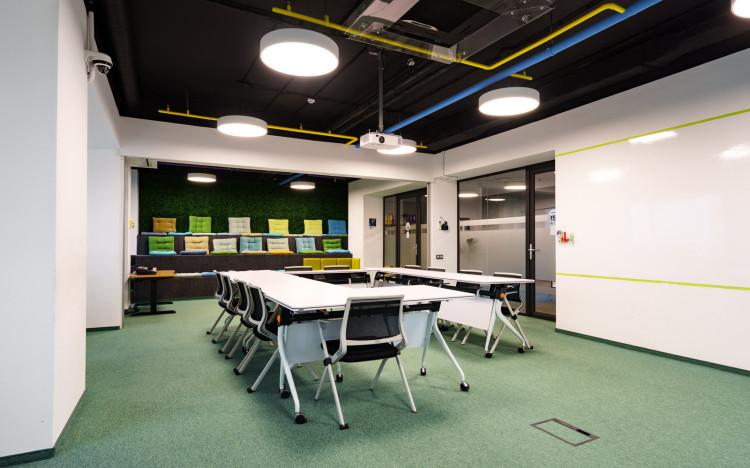 Вид переговорной комнаты