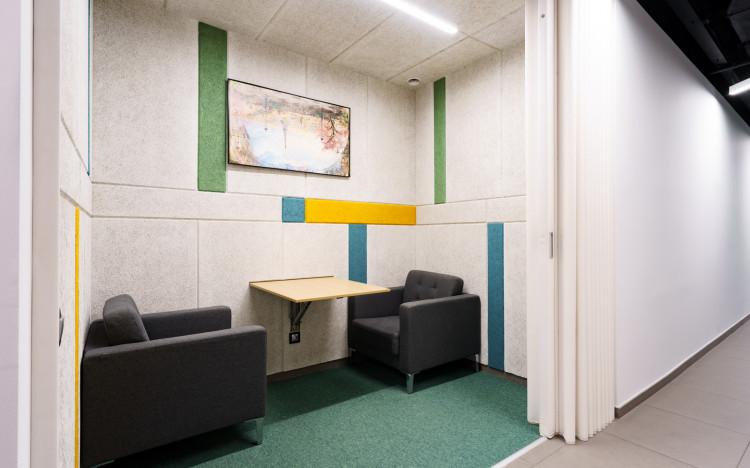 Вид переговорной комнаты