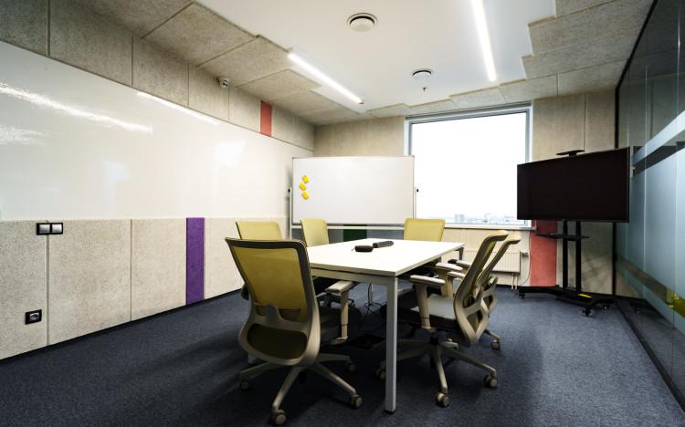 Вид переговорной комнаты