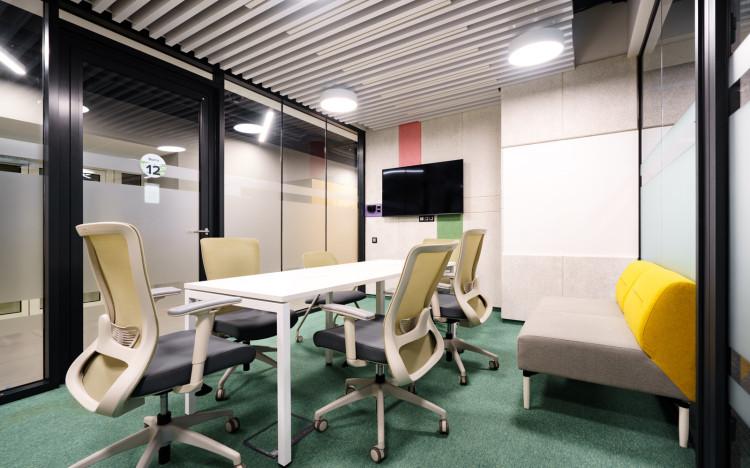 Вид переговорной комнаты